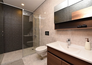 اطلالة بحر - دوبلكس 4 غرف وصالة -ضمن مجمع 5 نجوم -في محمودلار / الانيا 