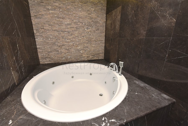 من افخم الفلل في الانيا - اطلالة ساحرة على البحر والقلعة - في مركز الانيا 