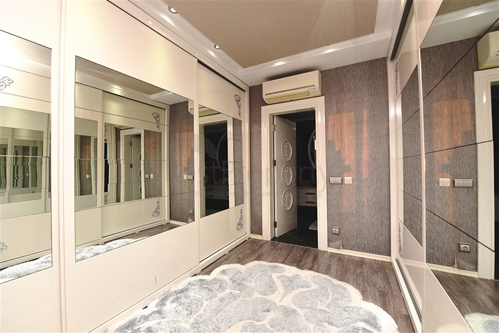 من افخم الفلل في الانيا - اطلالة ساحرة على البحر والقلعة - في مركز الانيا 