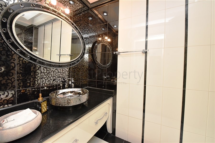 من افخم الفلل في الانيا - اطلالة ساحرة على البحر والقلعة - في مركز الانيا 