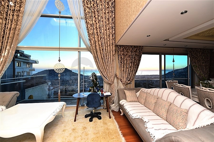 من افخم الفلل في الانيا - اطلالة ساحرة على البحر والقلعة - في مركز الانيا 