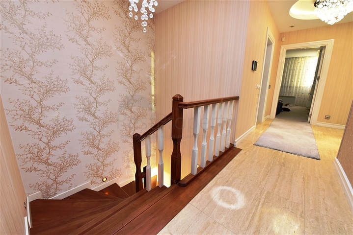 من افخم الفلل في الانيا - اطلالة ساحرة على البحر والقلعة - في مركز الانيا 