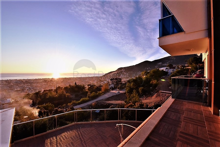 من افخم الفلل في الانيا - اطلالة ساحرة على البحر والقلعة - في مركز الانيا 