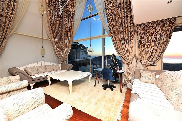 من افخم الفلل في الانيا - اطلالة ساحرة على البحر والقلعة - في مركز الانيا 