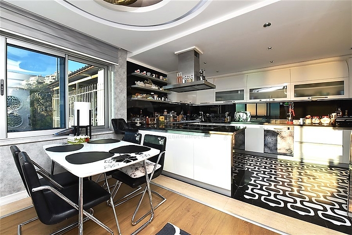 من افخم الفلل في الانيا - اطلالة ساحرة على البحر والقلعة - في مركز الانيا 