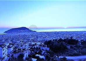 من افخم الفلل في الانيا - اطلالة ساحرة على البحر والقلعة - في مركز الانيا 