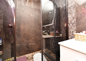 من افخم الفلل في الانيا - اطلالة ساحرة على البحر والقلعة - في مركز الانيا 