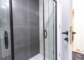 شقة فاخرة - غرفة وصالة ضمن مجمع سكني حديث - محمودلار / الانيا 