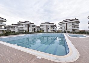 دوبلكس قريبة من البحر - 3 غرف وصالة ضمن مجمع سكني - الانيا 