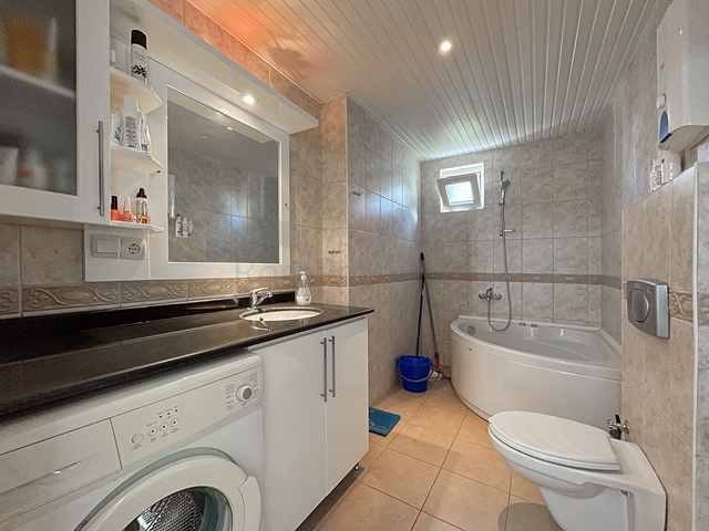 شقة عائلية للبيع في الانيا - غرفتين وصالة مفروشة -في توسمور / الانيا 