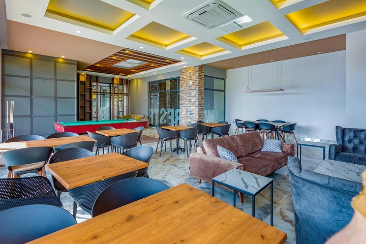 شقة فاخرة 3 غرف وصالة - مفروشة بأناقة -ضمن مجمع فاخر في منطقة اوبا المركزية / الانيا 