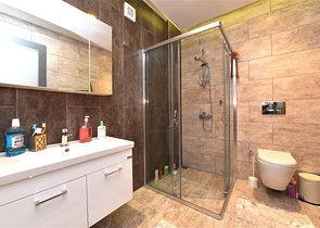 شقة فاخرة 3 غرف وصالة - مفروشة بأناقة -ضمن مجمع فاخر في منطقة اوبا المركزية / الانيا 