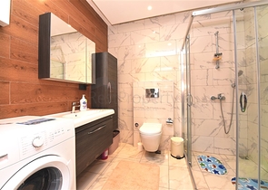 شقة فاخرة 3 غرف وصالة - مفروشة بأناقة -ضمن مجمع فاخر في منطقة اوبا المركزية / الانيا 