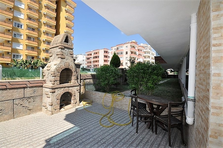 شقة غرفتين وصالة مفروشة -ضمن مجمع سكني قريب من البحر والاسواق -في محمودلار / الانيا 