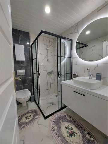 شقة غرفتين وصالة مفروشة -ضمن مجمع سكني قريب من البحر والاسواق -في محمودلار / الانيا 