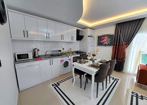 شقة غرفتين وصالة مفروشة -ضمن مجمع سكني قريب من البحر والاسواق -في محمودلار / الانيا 