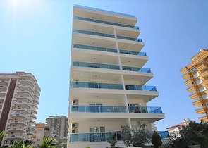 شقة غرفتين وصالة مفروشة -ضمن مجمع سكني قريب من البحر والاسواق -في محمودلار / الانيا 