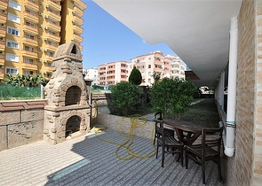 شقة غرفتين وصالة مفروشة -ضمن مجمع سكني قريب من البحر والاسواق -في محمودلار / الانيا 