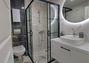 شقة غرفتين وصالة مفروشة -ضمن مجمع سكني قريب من البحر والاسواق -في محمودلار / الانيا 