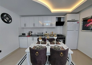 شقة غرفتين وصالة مفروشة -ضمن مجمع سكني قريب من البحر والاسواق -في محمودلار / الانيا 