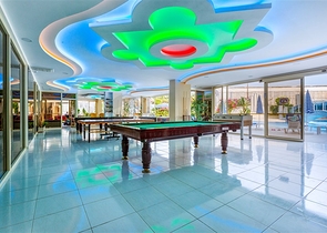 شقة انيقة -غرفتين وصالة مفروشة -ضمن مجمع سكني في محمودلار / الانيا 