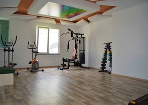 شقة غرفة وصالة مفروشة -مجمع سكني حديث - في محمودلار/ الانيا 