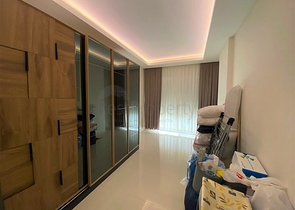 شقة واسعة غرفتين وصالة -ضمن مجمع حديث - في محمودلار/ الانيا 