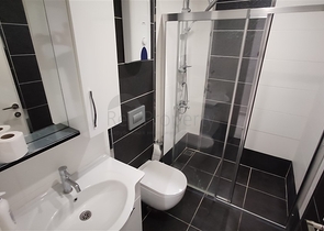 اطلالة بحر - شقة غرفة وصالة مفروشة -ضمن مجمع حديث - في كاستل / الانيا 