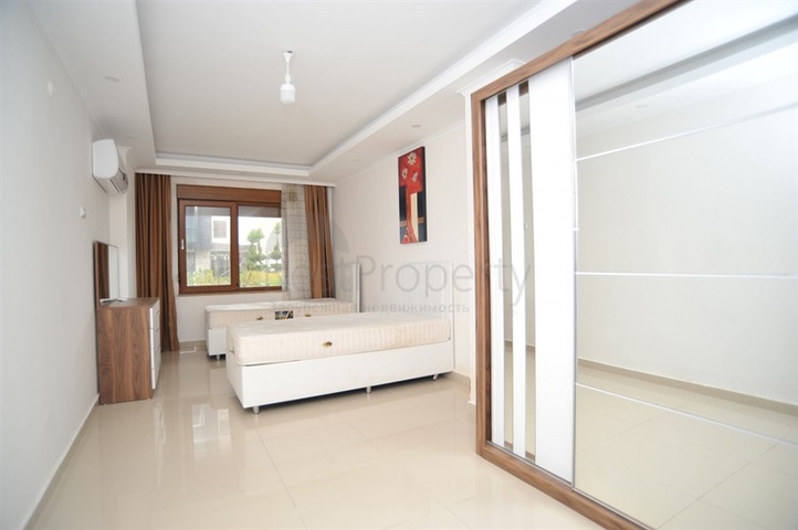 دوبلكس ارضية 3 غرف وصالة -ضمن مجمع سكني حديث -في منطقة كاستل / الانيا 