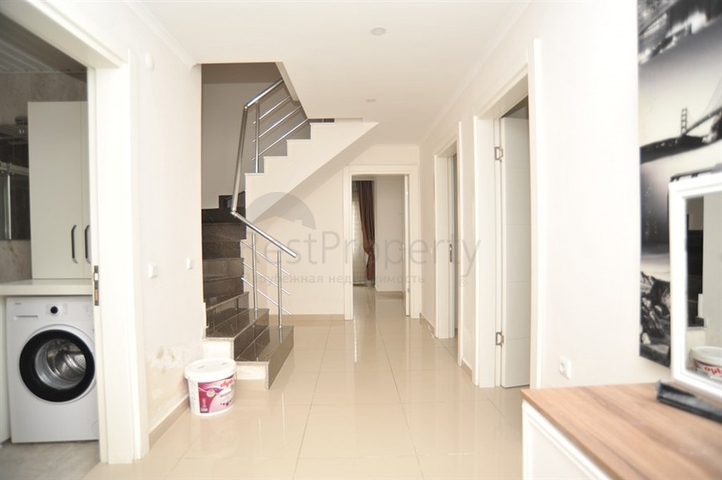 دوبلكس ارضية 3 غرف وصالة -ضمن مجمع سكني حديث -في منطقة كاستل / الانيا 