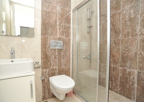 دوبلكس ارضية 3 غرف وصالة -ضمن مجمع سكني حديث -في منطقة كاستل / الانيا 