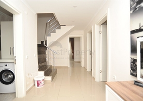 دوبلكس ارضية 3 غرف وصالة -ضمن مجمع سكني حديث -في منطقة كاستل / الانيا 