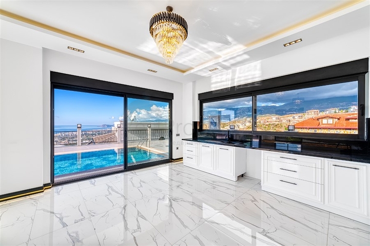 فيلا للبيع بالاقساط في الانيا - مستقلة مع مسبح خاص وباطلالة بحر -في كارجي جاك / الانيا 