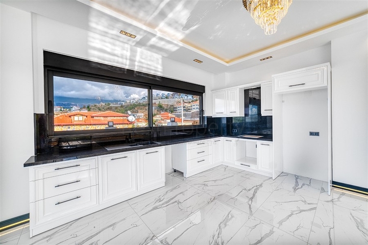 فيلا للبيع بالاقساط في الانيا - مستقلة مع مسبح خاص وباطلالة بحر -في كارجي جاك / الانيا 