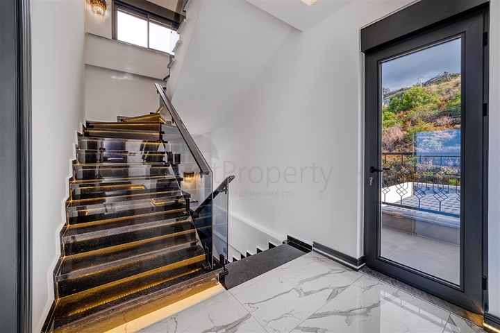 فيلا للبيع بالاقساط في الانيا - مستقلة مع مسبح خاص وباطلالة بحر -في كارجي جاك / الانيا 