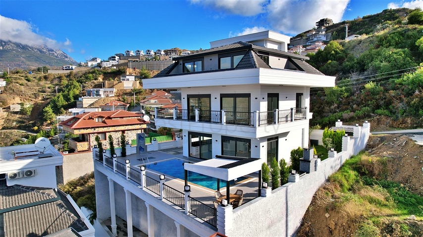 فيلا للبيع بالاقساط في الانيا - مستقلة مع مسبح خاص وباطلالة بحر -في كارجي جاك / الانيا 