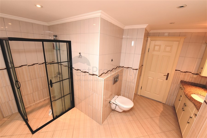 شقة واسعة في الانيا - غرفتين وصالة مفروشة -ضمن مجمع سكني في محمودلار / الانيا 