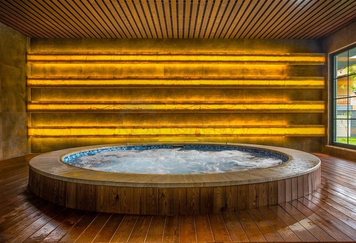 شقة واسعة - غرفتين وصالة مفروشة -ضمن مجمع - في محمودلار / الانيا 