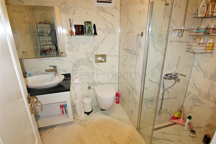 شقة واسعة - غرفتين وصالة مفروشة -ضمن مجمع - في محمودلار / الانيا 