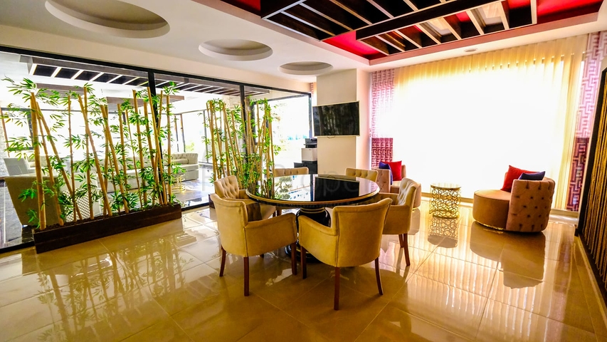 مجمع بخدمات 5 نجوم - شقة غرفتين  وصالة مفروشة - في محمودلار/ الانيا