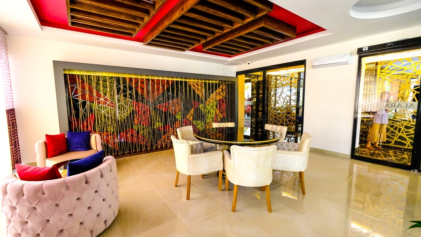 مجمع بخدمات 5 نجوم - شقة غرفتين  وصالة مفروشة - في محمودلار/ الانيا