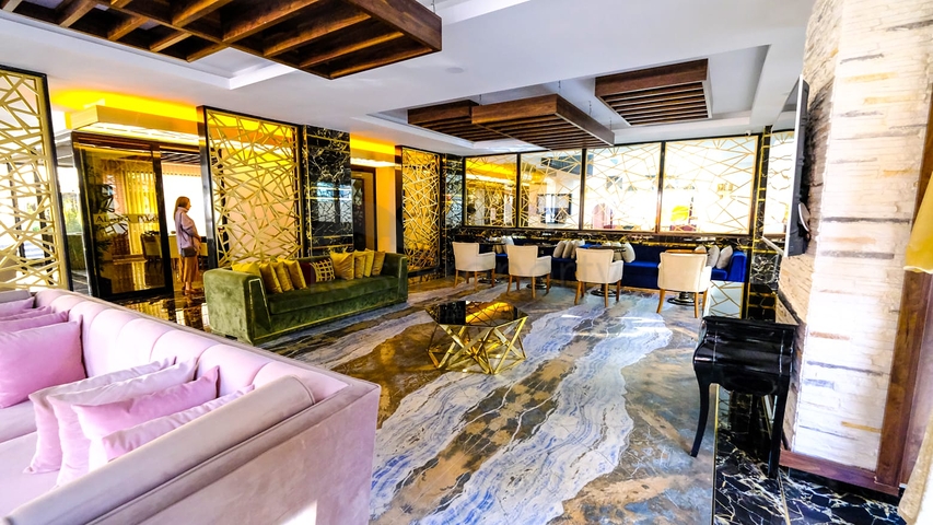 مجمع بخدمات 5 نجوم - شقة غرفتين  وصالة مفروشة - في محمودلار/ الانيا