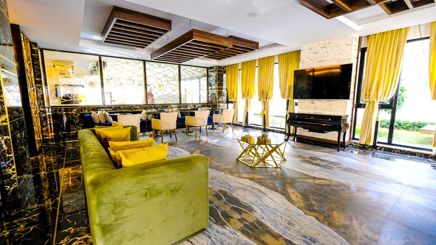 مجمع بخدمات 5 نجوم - شقة غرفتين  وصالة مفروشة - في محمودلار/ الانيا