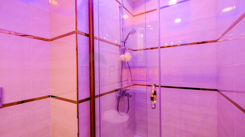 مجمع بخدمات 5 نجوم - شقة غرفتين  وصالة مفروشة - في محمودلار/ الانيا