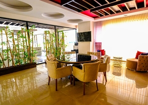 مجمع بخدمات 5 نجوم - شقة غرفتين  وصالة مفروشة - في محمودلار/ الانيا