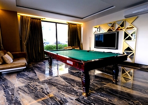 مجمع بخدمات 5 نجوم - شقة غرفتين  وصالة مفروشة - في محمودلار/ الانيا