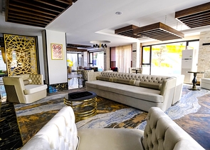 مجمع بخدمات 5 نجوم - شقة غرفتين  وصالة مفروشة - في محمودلار/ الانيا