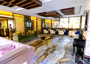 مجمع بخدمات 5 نجوم - شقة غرفتين  وصالة مفروشة - في محمودلار/ الانيا