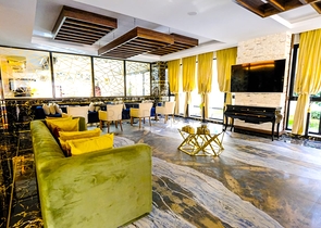 مجمع بخدمات 5 نجوم - شقة غرفتين  وصالة مفروشة - في محمودلار/ الانيا