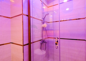 مجمع بخدمات 5 نجوم - شقة غرفتين  وصالة مفروشة - في محمودلار/ الانيا